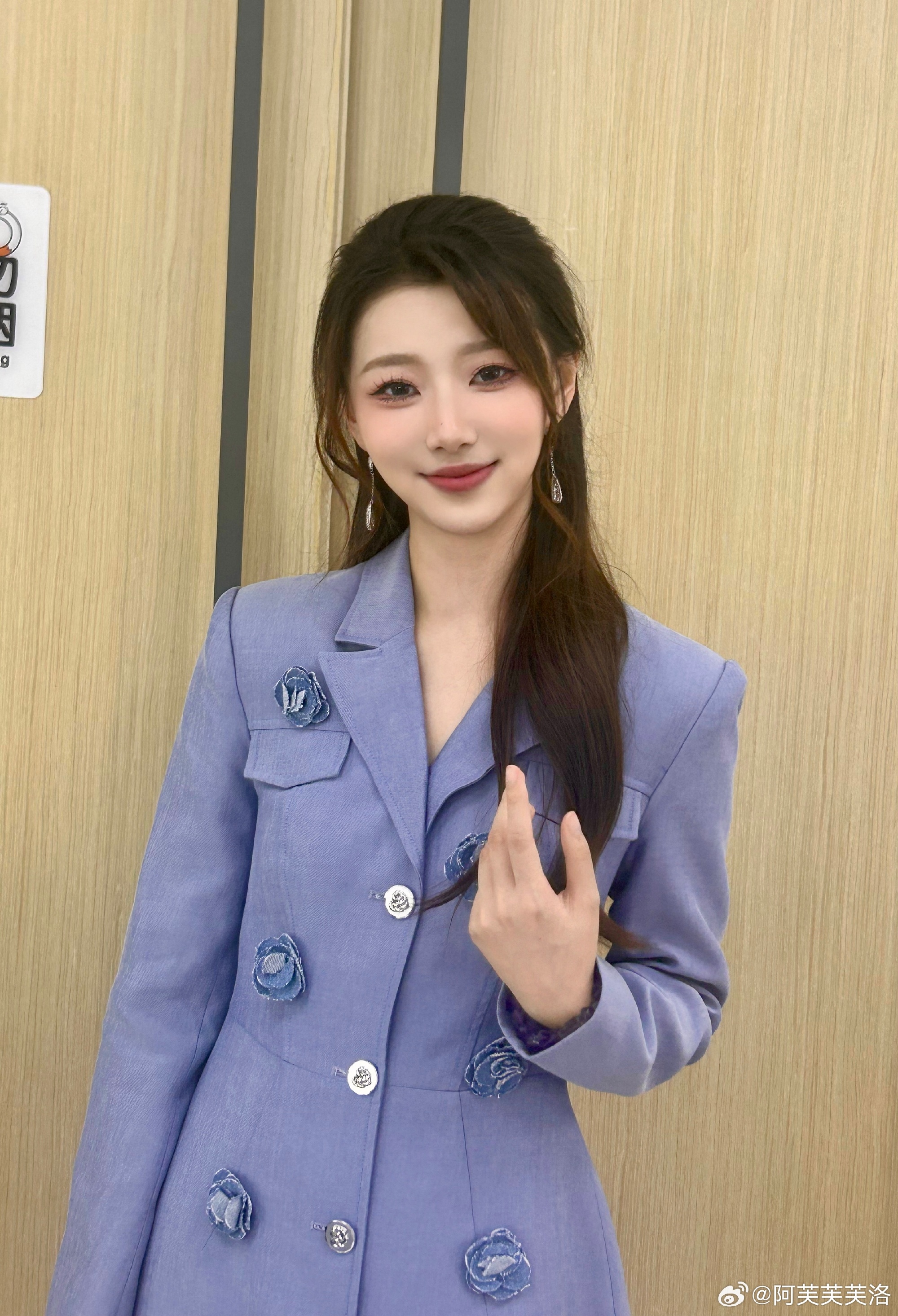 LPL互动女主持人阿芙晒照：电眼迷人⚡蓝、粉、灰三套工作穿搭~