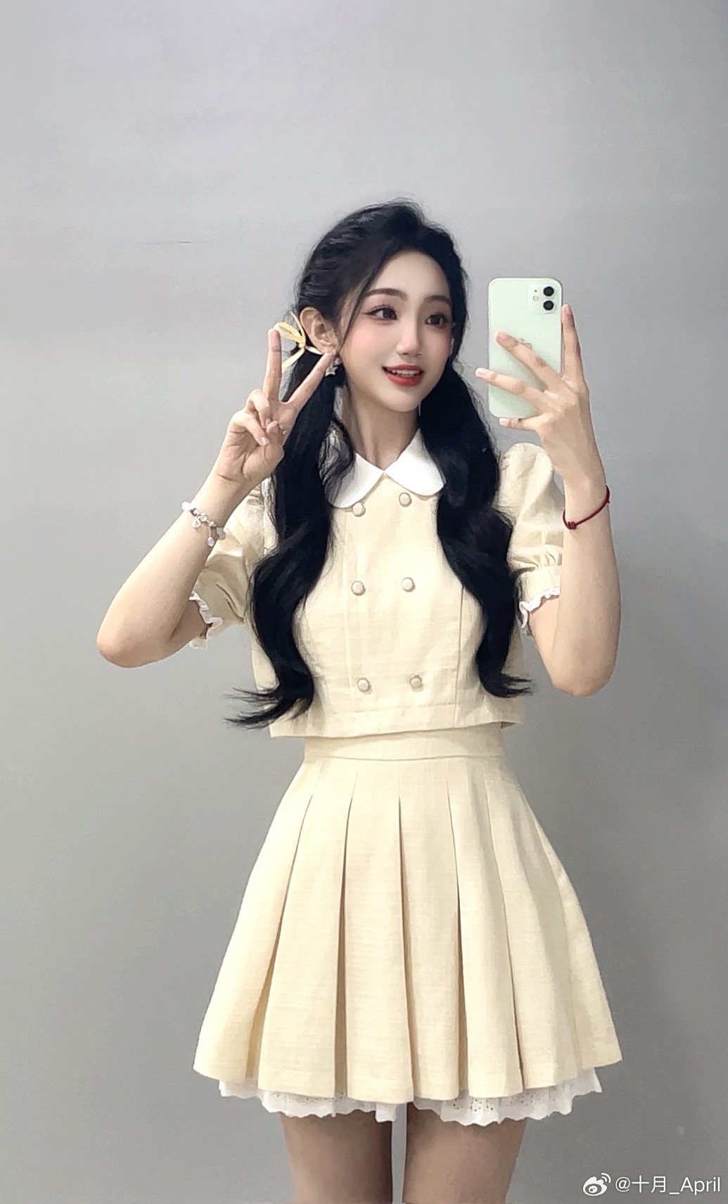 互动女主持人十月分享美照：米白上衣+配套百褶裙，可爱卷发