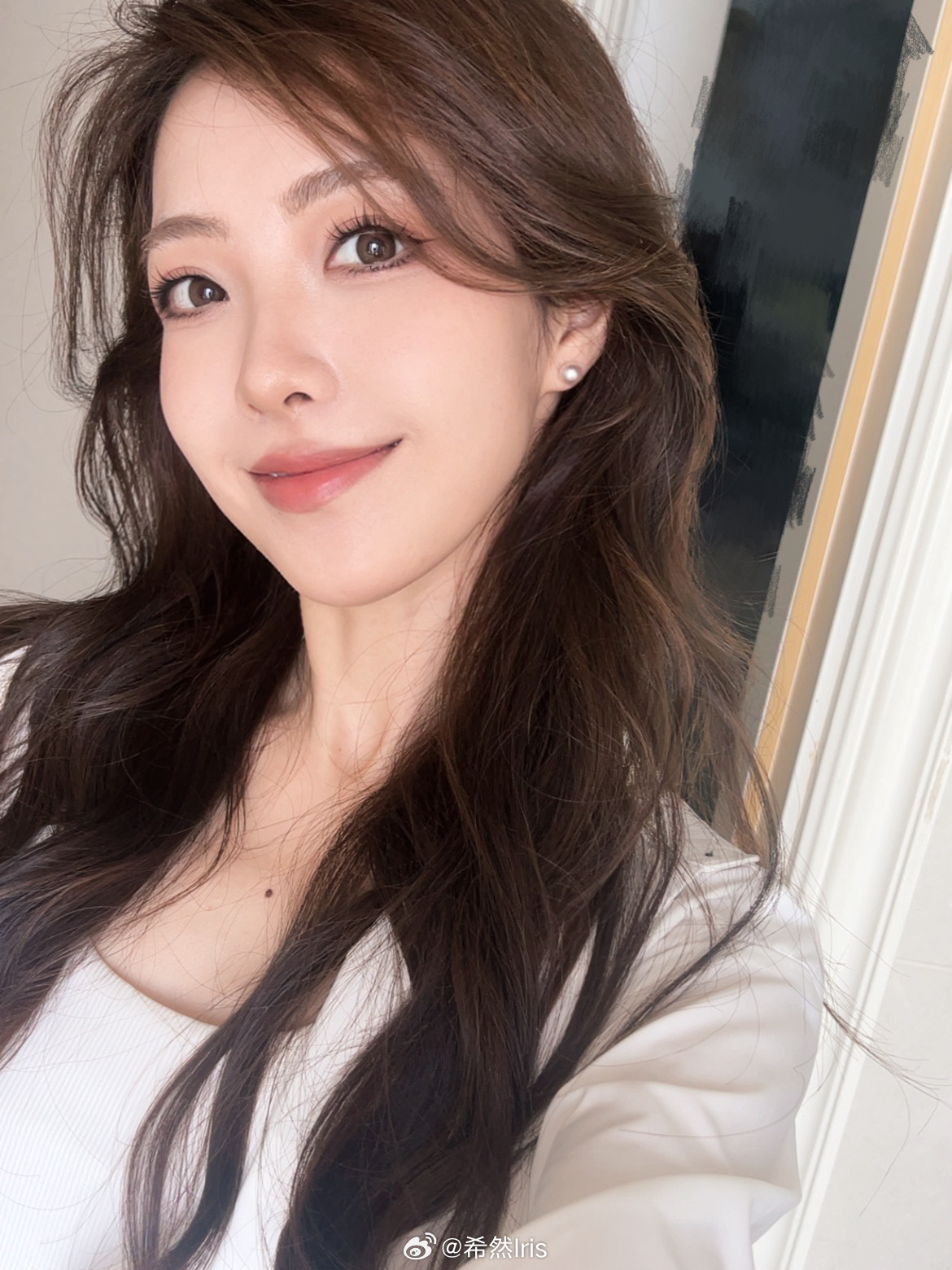 主持希然晒美照：银丝眼镜搭配绝美粉嫩妆容 氛围感十足~