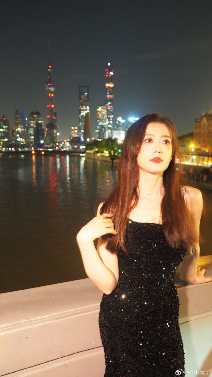 LPL主持人张小薇晒照：夜景写真 听说发照片可以涨粉（bushi