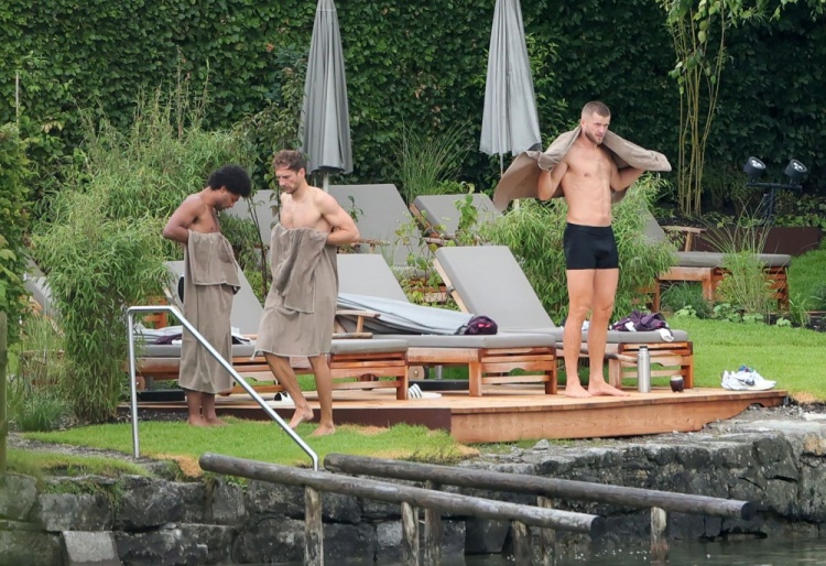 图片报：球队训练两小时前，格雷茨卡、格纳布里和戴尔在湖中游泳
