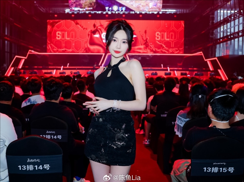 永劫无间美女主持陈鱼晒照：开叉礼服，这大长腿谁看了不迷糊~