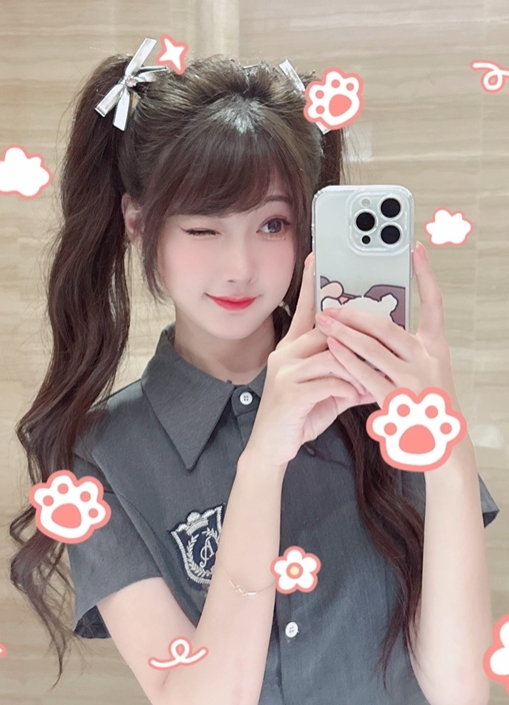 解说琪琪晒照：纯情双马尾~~
