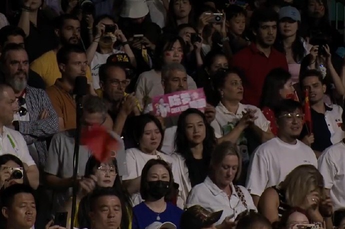 有点羞涩，可爱的外国球迷举牌为陈梦加油助威