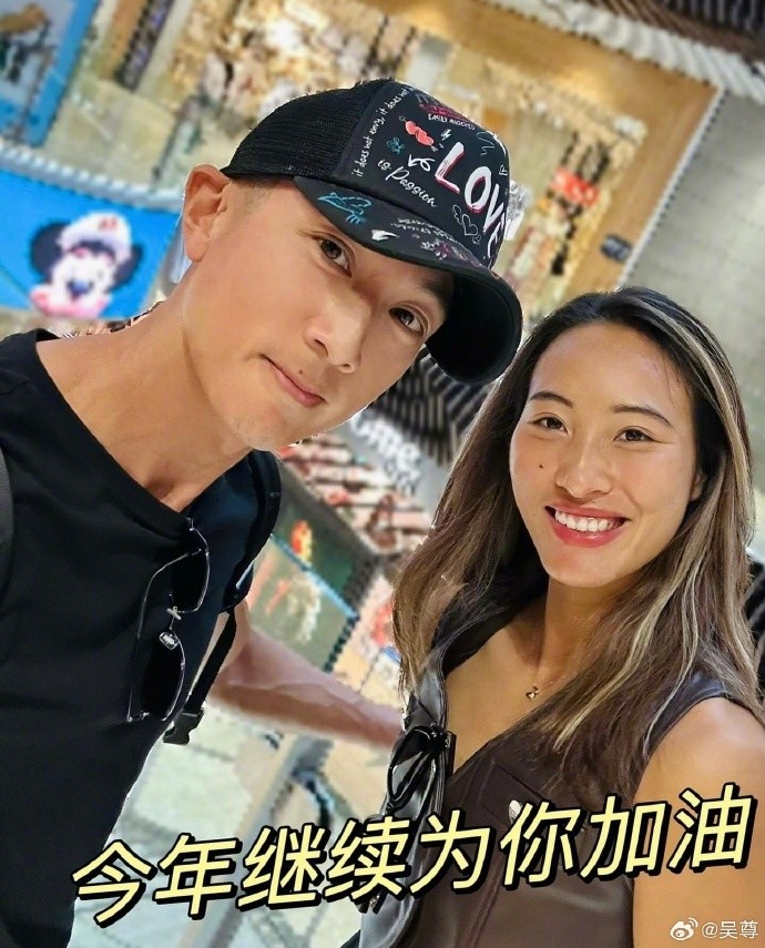 吴尊现场观看女单决赛：3年前就看好郑钦文 中国网球的时代开始了