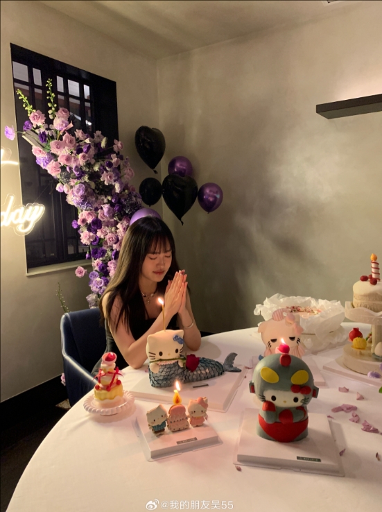 JKL女友吴55晒照：一眨眼就23岁了~