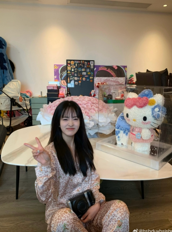 太恩爱咧~JKL送女友五五超大花束 满房间礼物令人羡慕呀~
