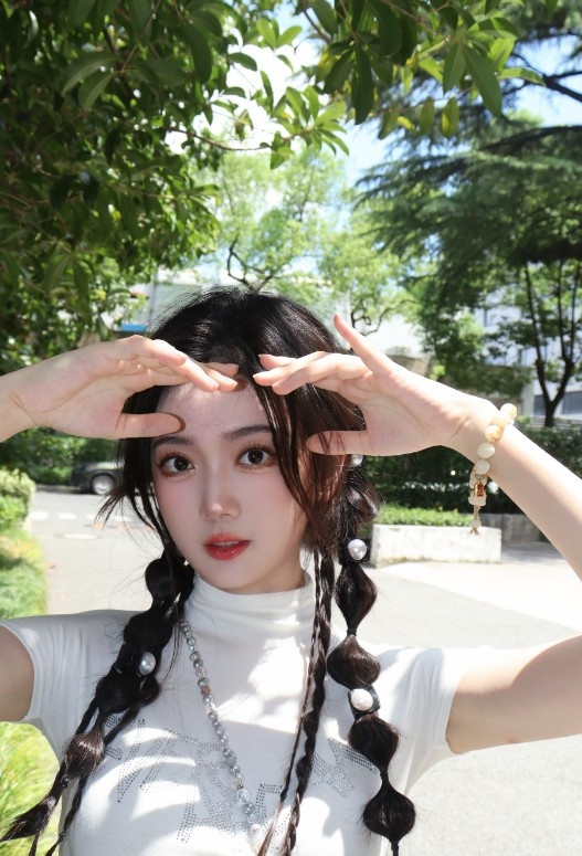 解说灵儿晒美照：白色系短袖，尤显身材