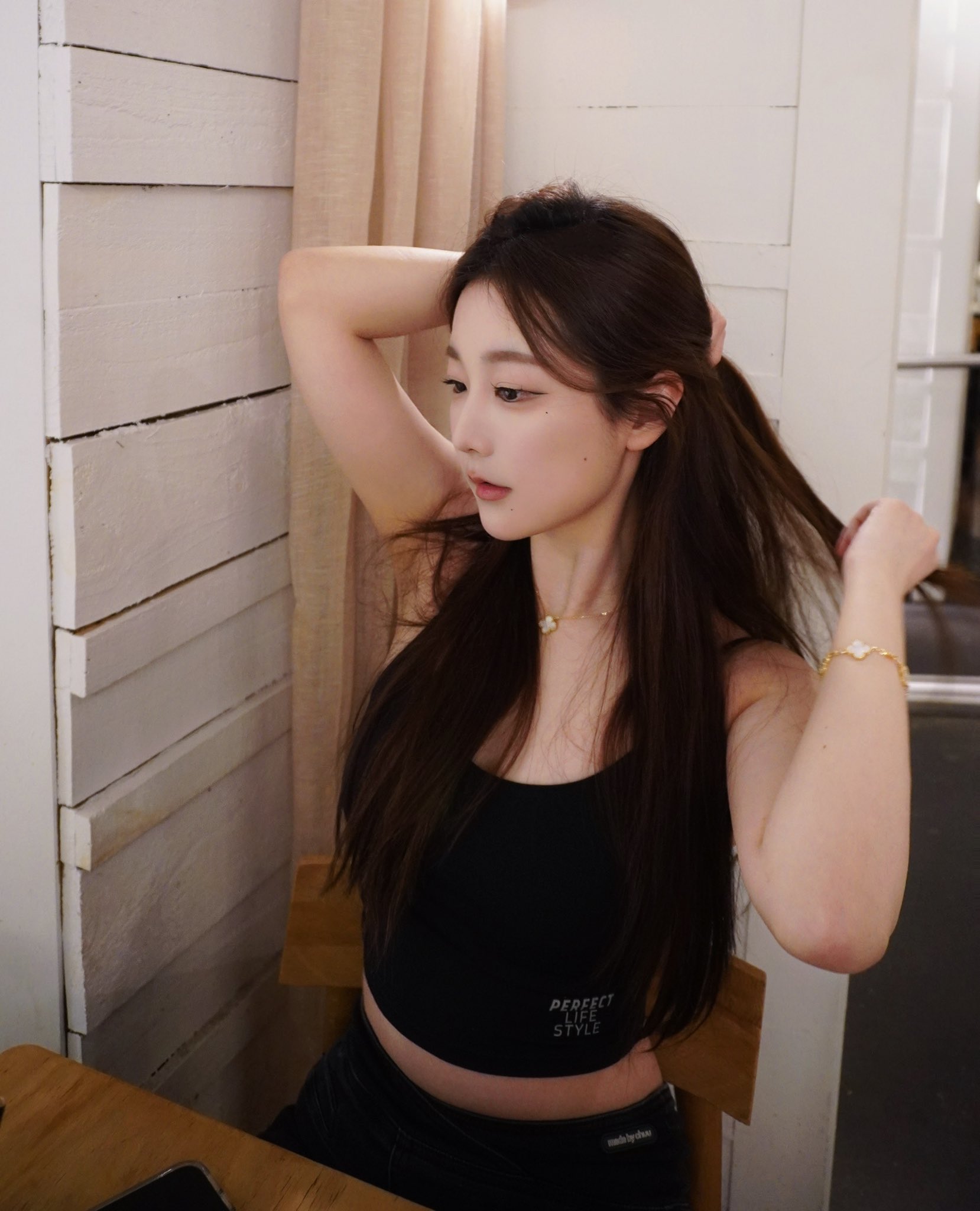 身材丰腴眼神妩媚！主持Kitty更推晒照：你喜欢束发还是散发？