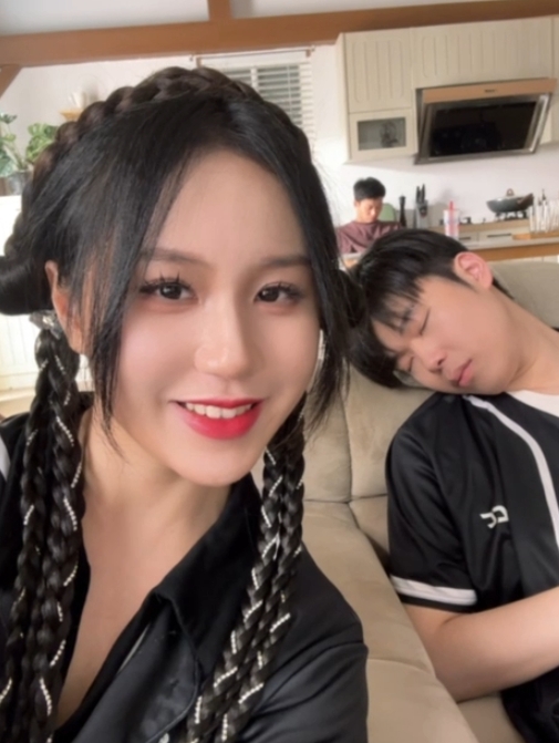 解说Suki晒照：沉睡的队友~~