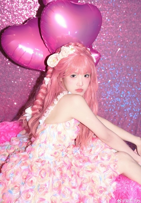 LPL美女主持夏安晒照：一些粉红色的存货嘎嘎