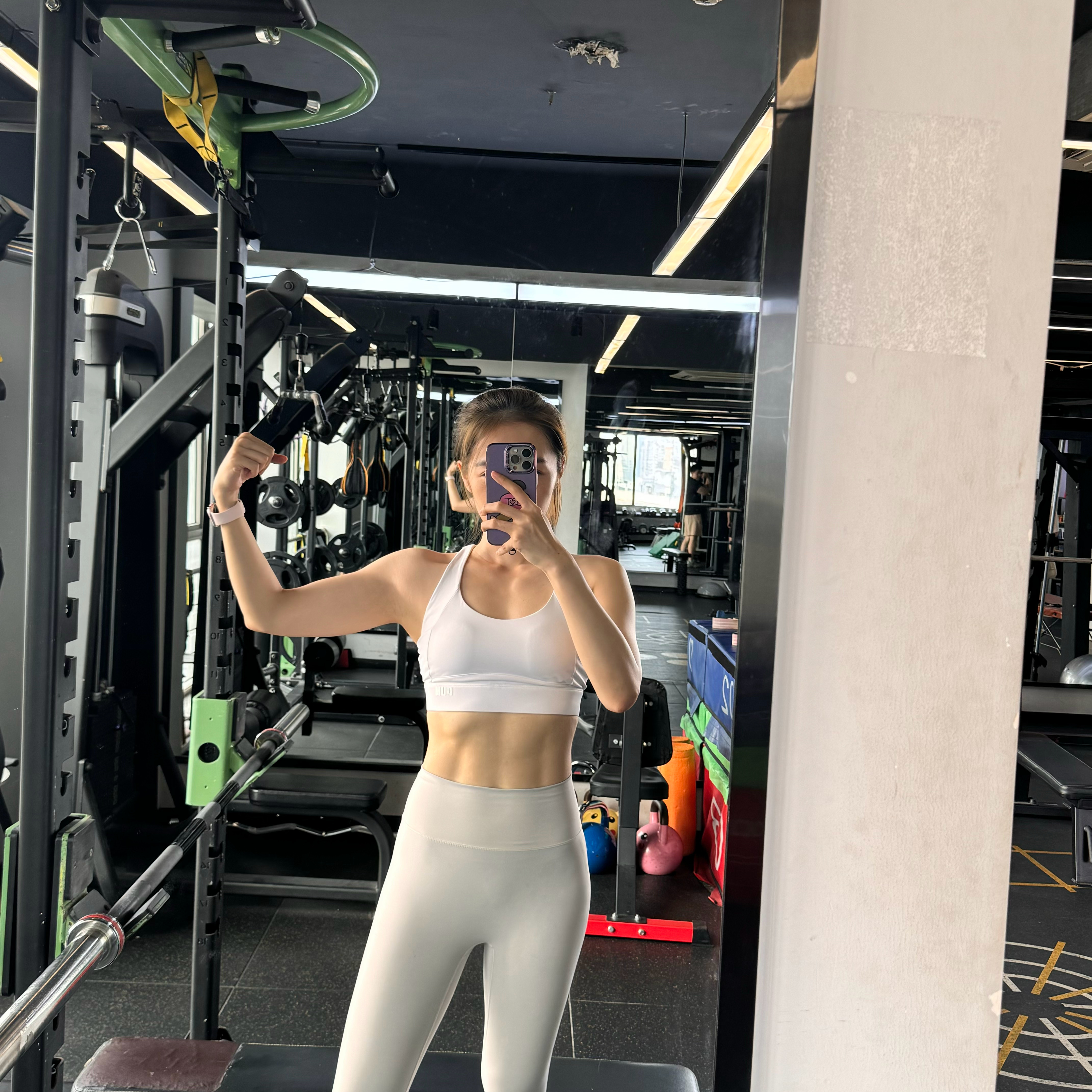 LPL女主持人余霜分享健身日常：健身会成为一辈子的事吧