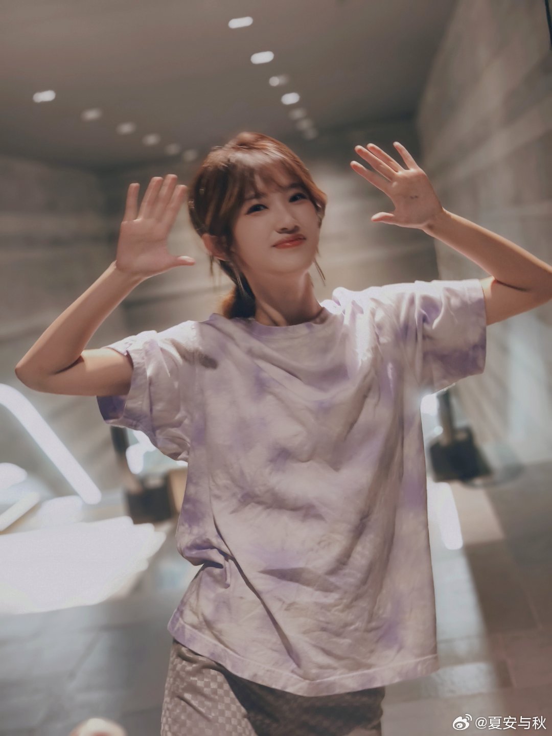 邻家大姐姐~LPL女主持夏安晒照：家人们