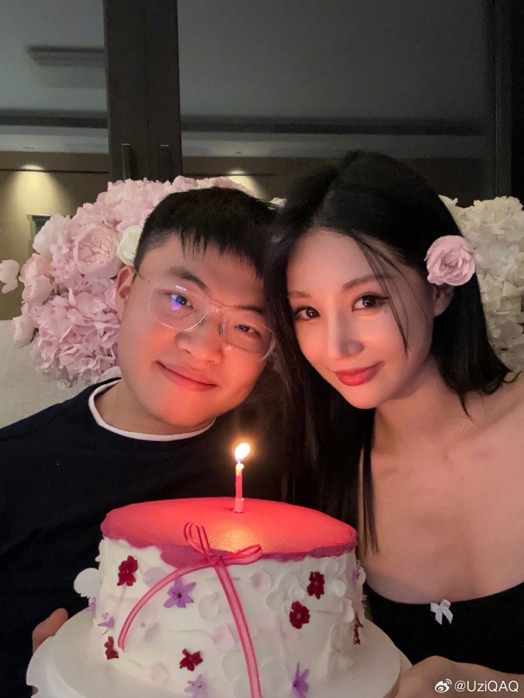 祝福~Uzi更博晒照：和婷婷的七周年纪念日