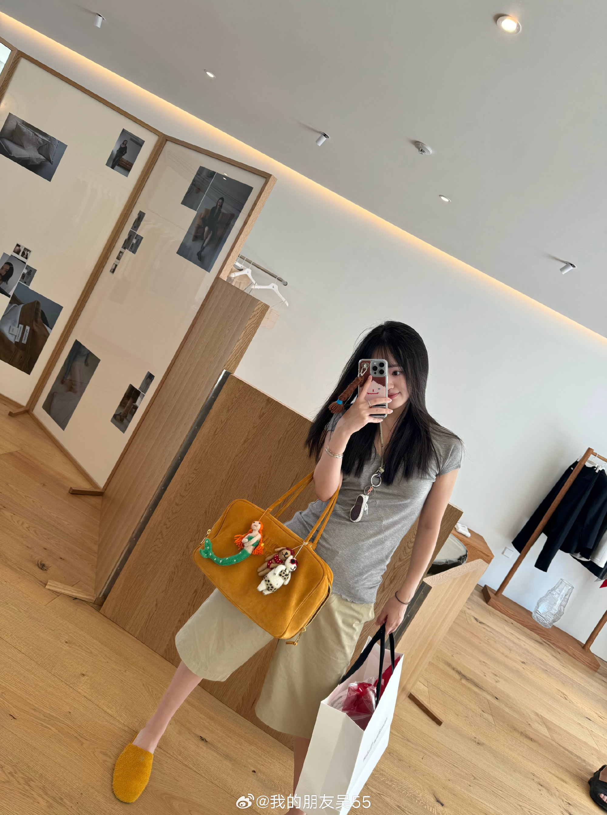 jackeyLove女友吴55分享韩国旅照：鞋子也能当项链❓