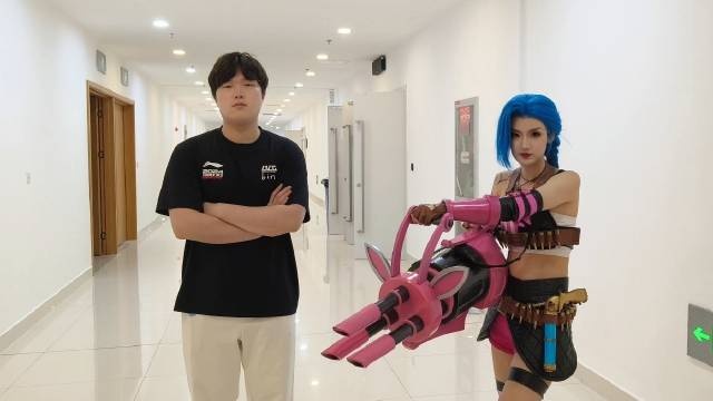牢夏太过抽象~cos金克丝交手Bin：站着别动！