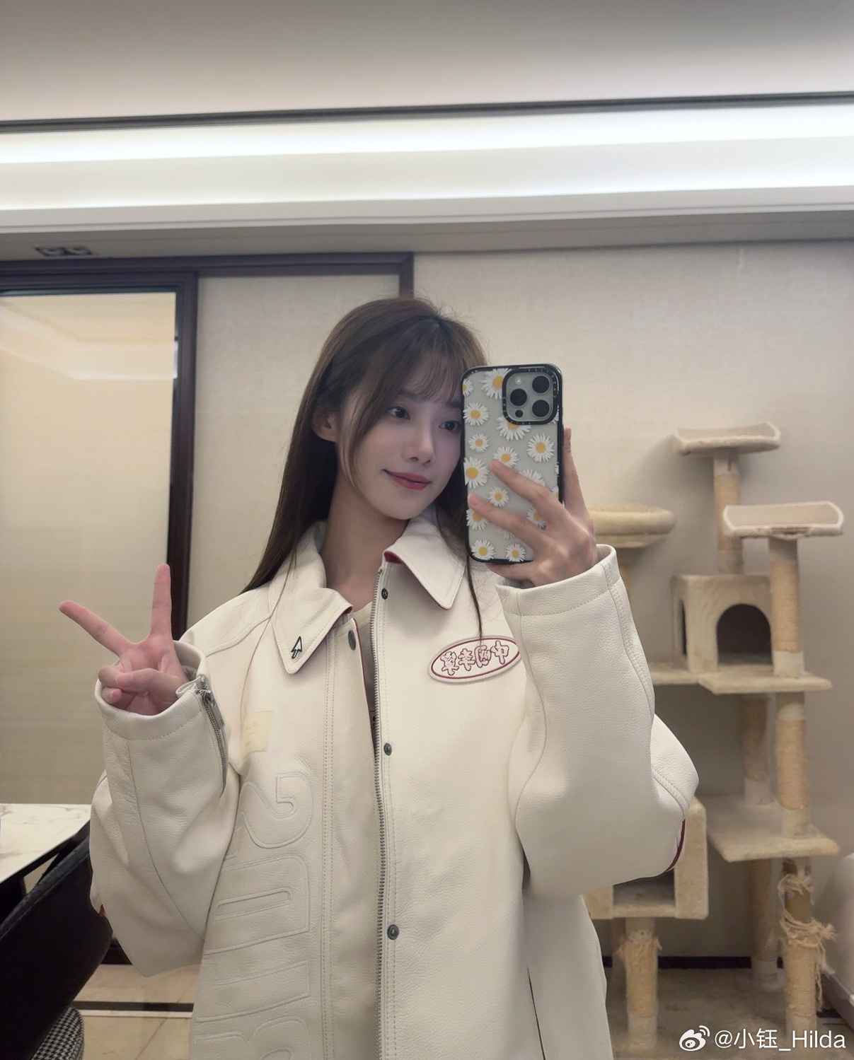 小钰晒身着LPL出征服照片：明天解说杯开赛了 穿这件能有加成不
