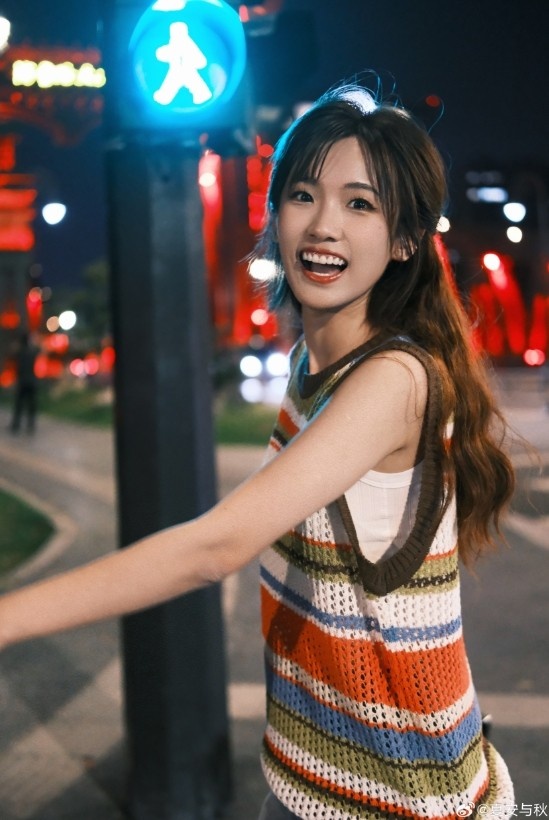 LPL美女主持夏安晒照：嘿嘿~最近很快乐的一些证据！