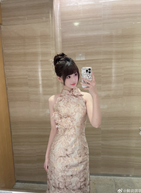 解说琪琪晒照：可爱电眼美女 真是美如画呀~~