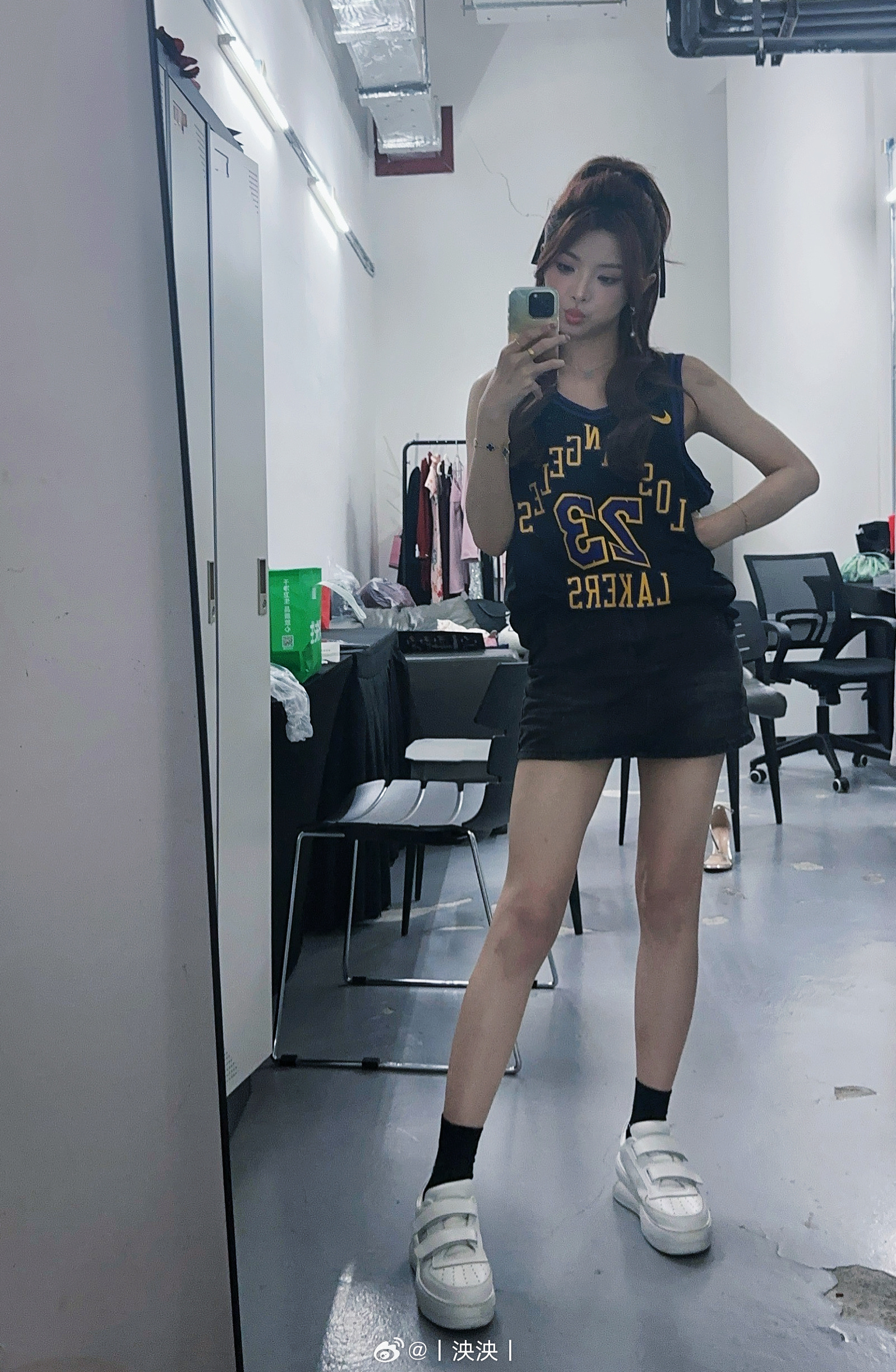 LPL互动女主持人泱泱晒照：昨天上班观赛~后续队伍要加油哦~