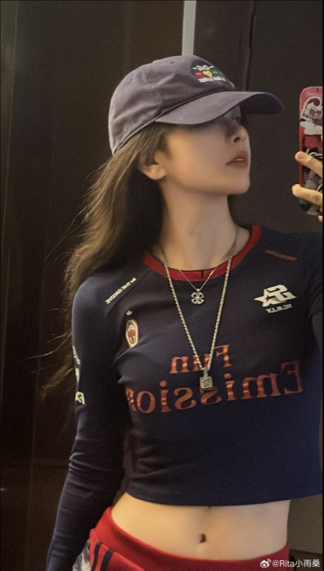 解说Rita晒美照：运动风穿搭，完全挡不住好身材与美貌~