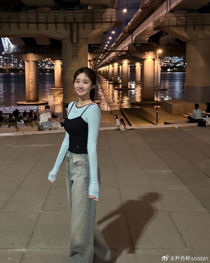 LCK主持人尹秀彬晒照：韩国天气最近没有那么热了