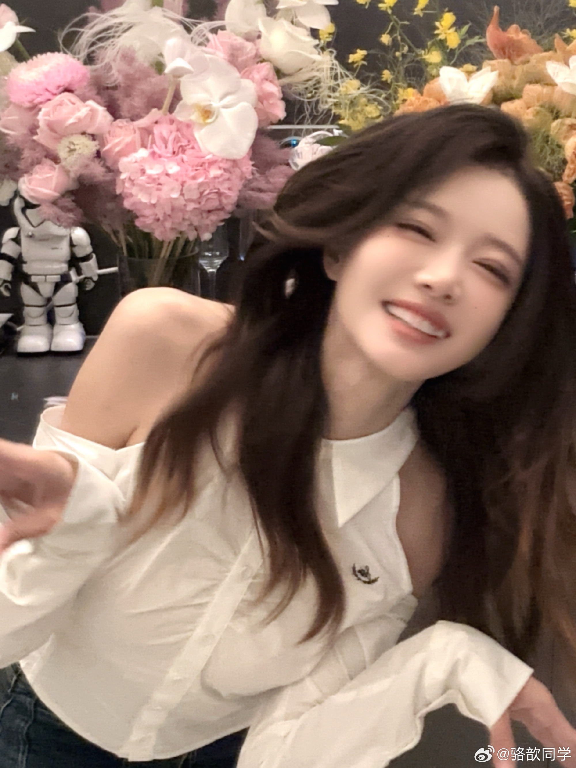 LPL互动女主持人骆歆分享美照：其实很多时候，人比花要美