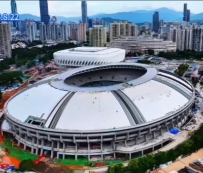 记者：深圳市专业足球场草坪铺设接近完成软装后就将竣工