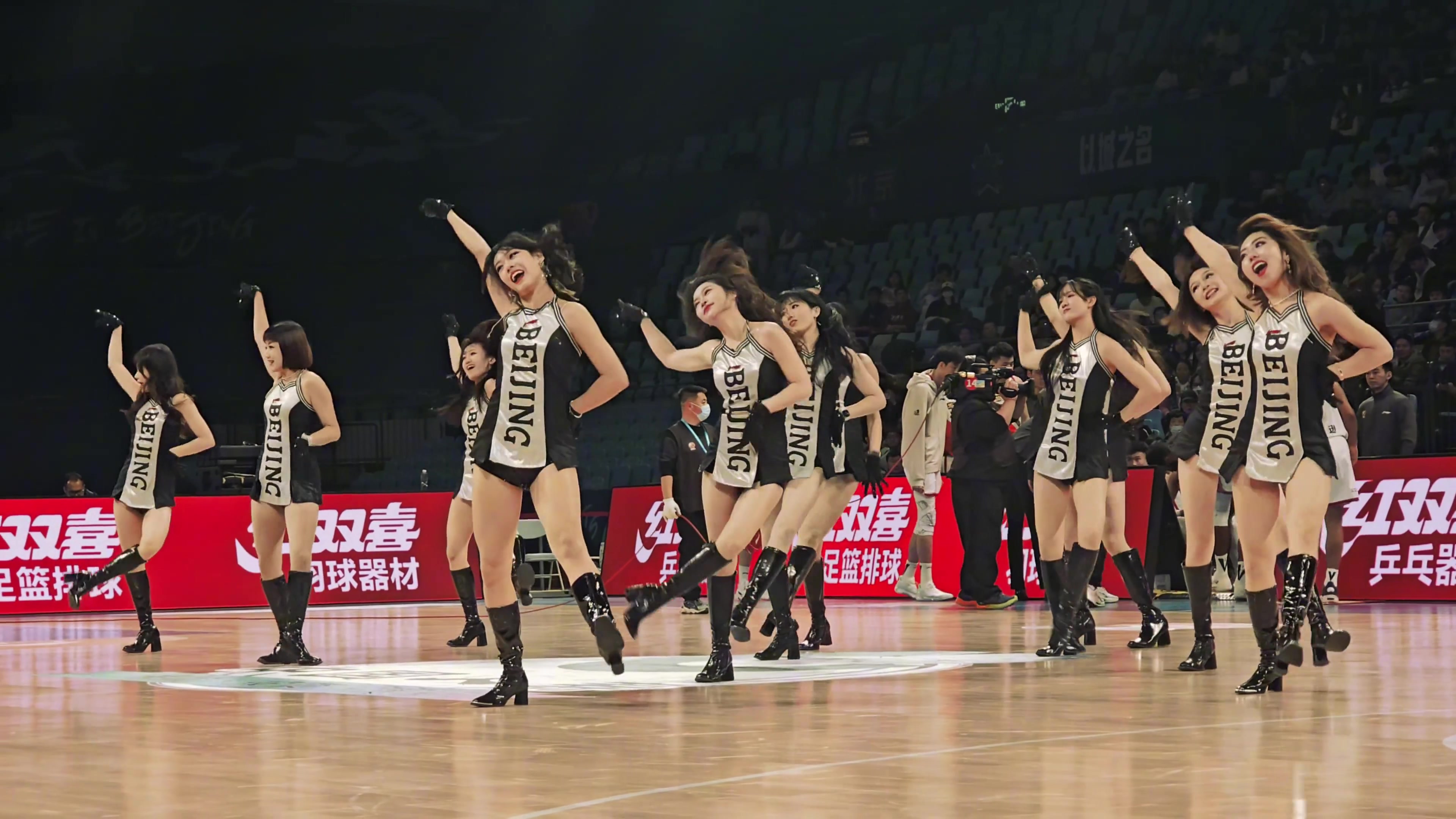 火辣热舞！北京首钢男篮啦啦宝贝showtime！！