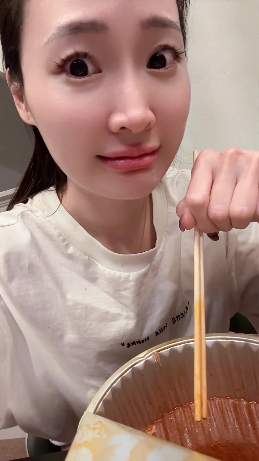 同款懵逼脸！美女记者孟超：吃个夜宵工夫浓眉和77互换了
