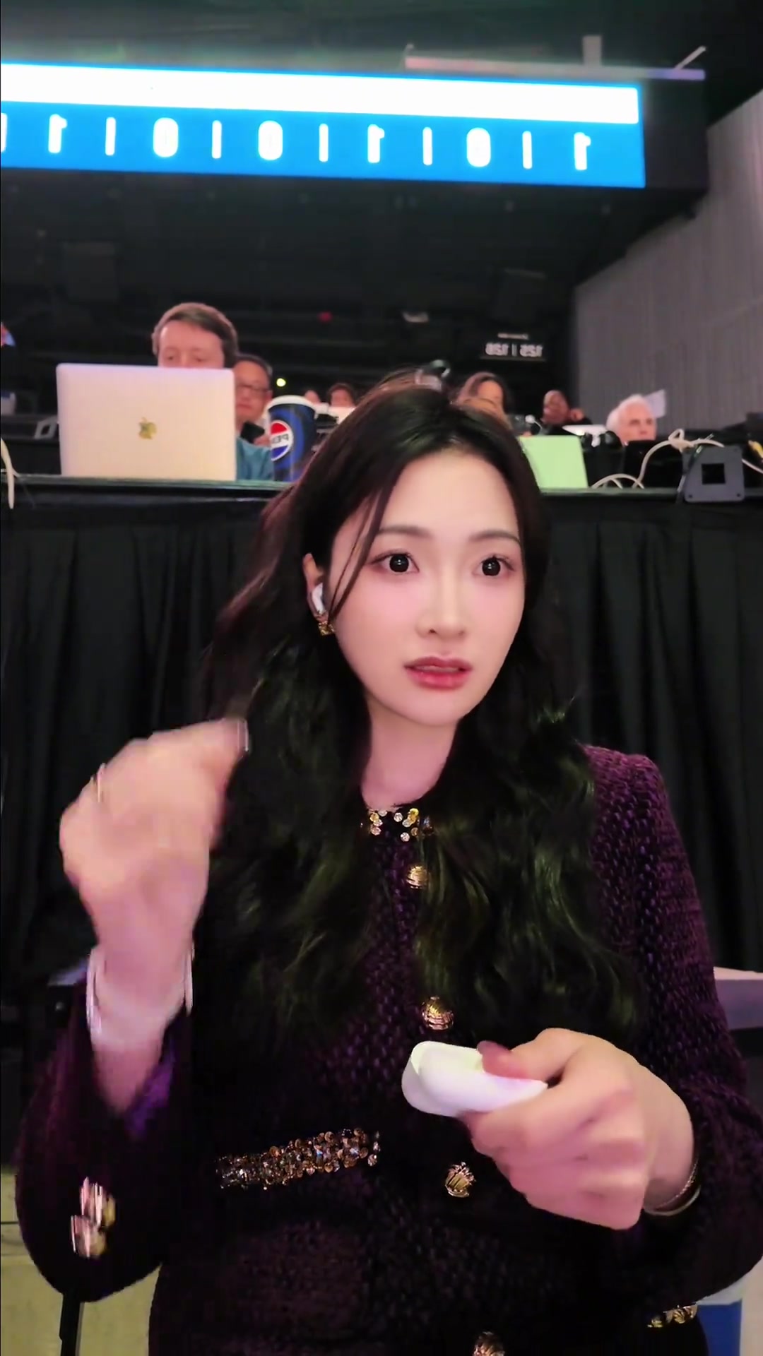 美女记者孟超晒勇日赛后采访这次的妆容有种成熟的知性美