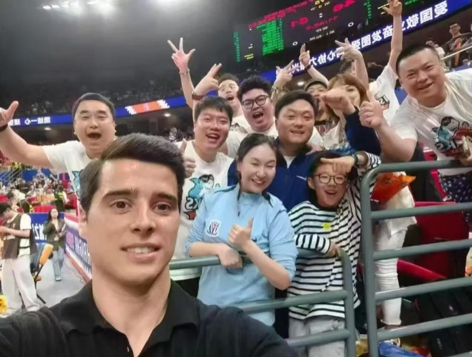 记者：特谢拉现身万体馆，见证大鲨鱼男篮“于汉超式绝杀”