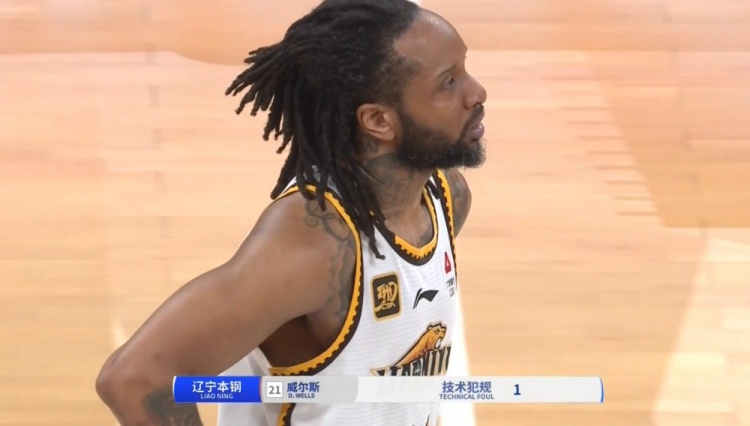 又一个！小巴里布朗突破造鄢手骐犯规威尔斯抱怨吃T