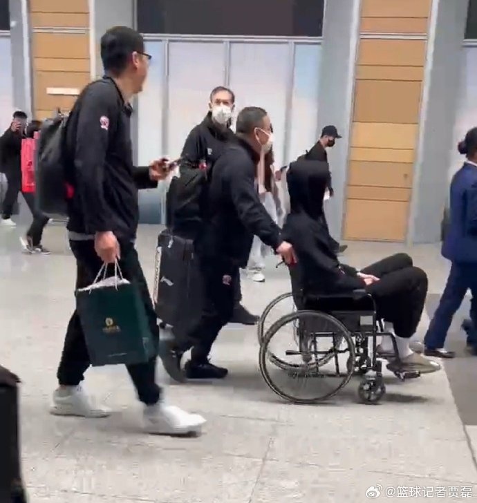 曾凡博回京之后一直是坐在轮椅上很显然已经无法自己行走