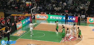 鄢手骐防守顶翻孙铭徽被吹犯规裁判回看后没有升级