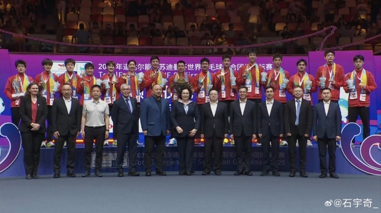 石宇奇社媒晒国羽领奖照：恭喜中国队四连冠，继续努力，加油！