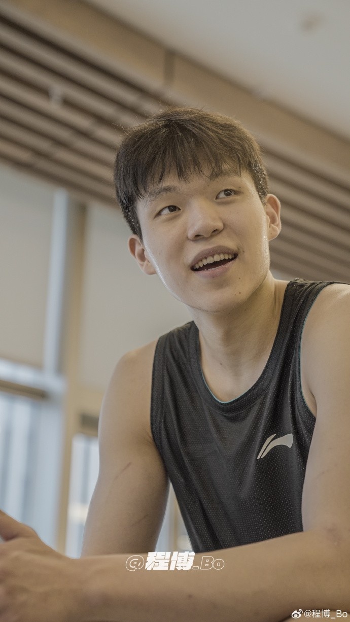 媒体人：休息日瀚森自己在公寓体能房
