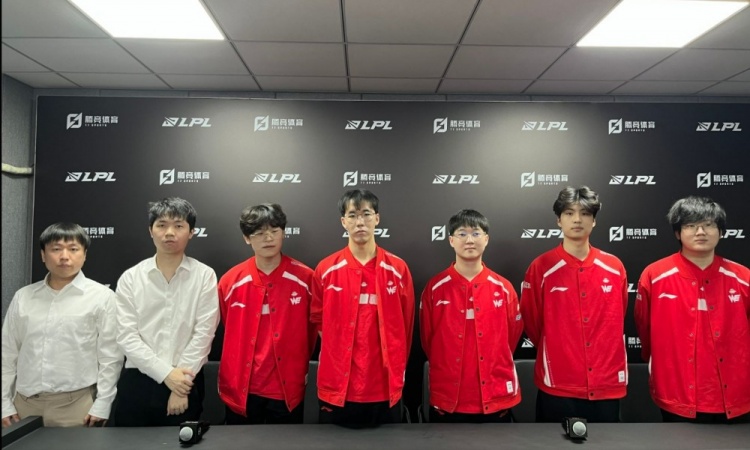 WE赛后群访 Monki：我不是男枪绝活 对面突然Ban男枪把大伙逗乐了