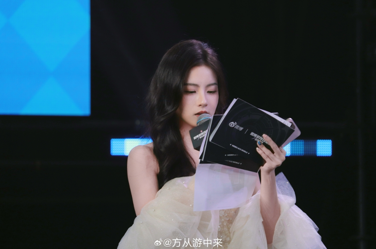 PEL主持方游晒照：见到了很多大神 表面淡定内心狂喜