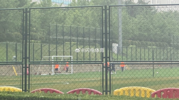鲁媒：泰山四位门将王大雷、于金永、刘世博、孙启航选择冒雨训练