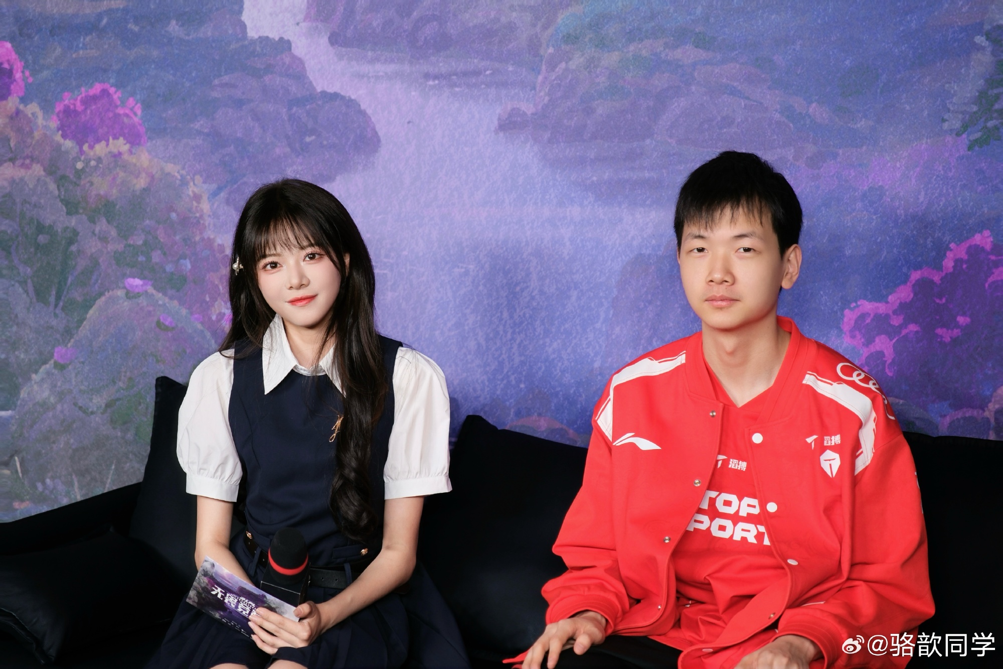 女主持人骆歆分享今日LPL赛前采访工作照："待会儿见咯~"