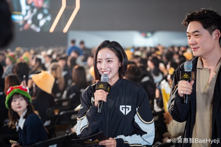 LCK主持裴惠智晒照：Gen主场赛，很开心能和粉丝们一起度过