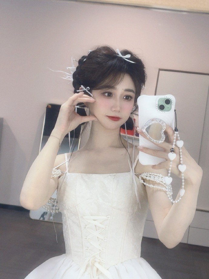 主持人小悠珊珊晒照：今天嘴皮子在资源点和资源团两个词上面打架
