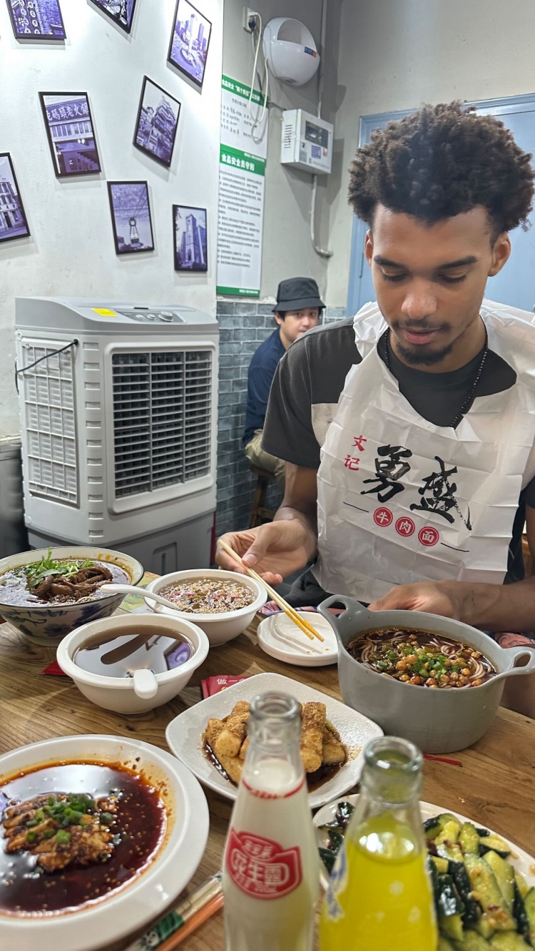 安排上了！文班社媒晒牛肉面&糍粑&花生露&北冰洋汽水