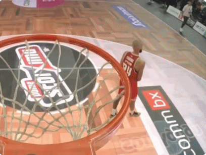 猥琐动作！富尼耶对球迷撸迪克被驱逐球迷愤怒踢飞广告牌