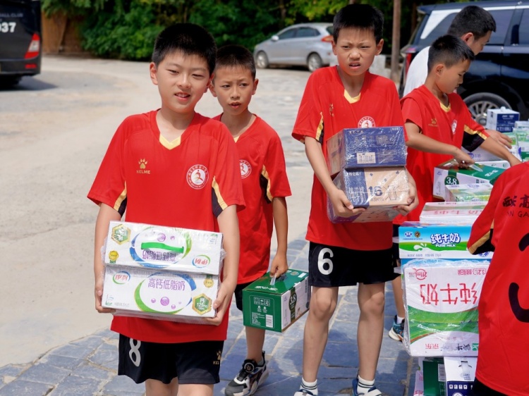 足球传温情关爱暖夕阳陕西联合足球俱乐部及会员公益行