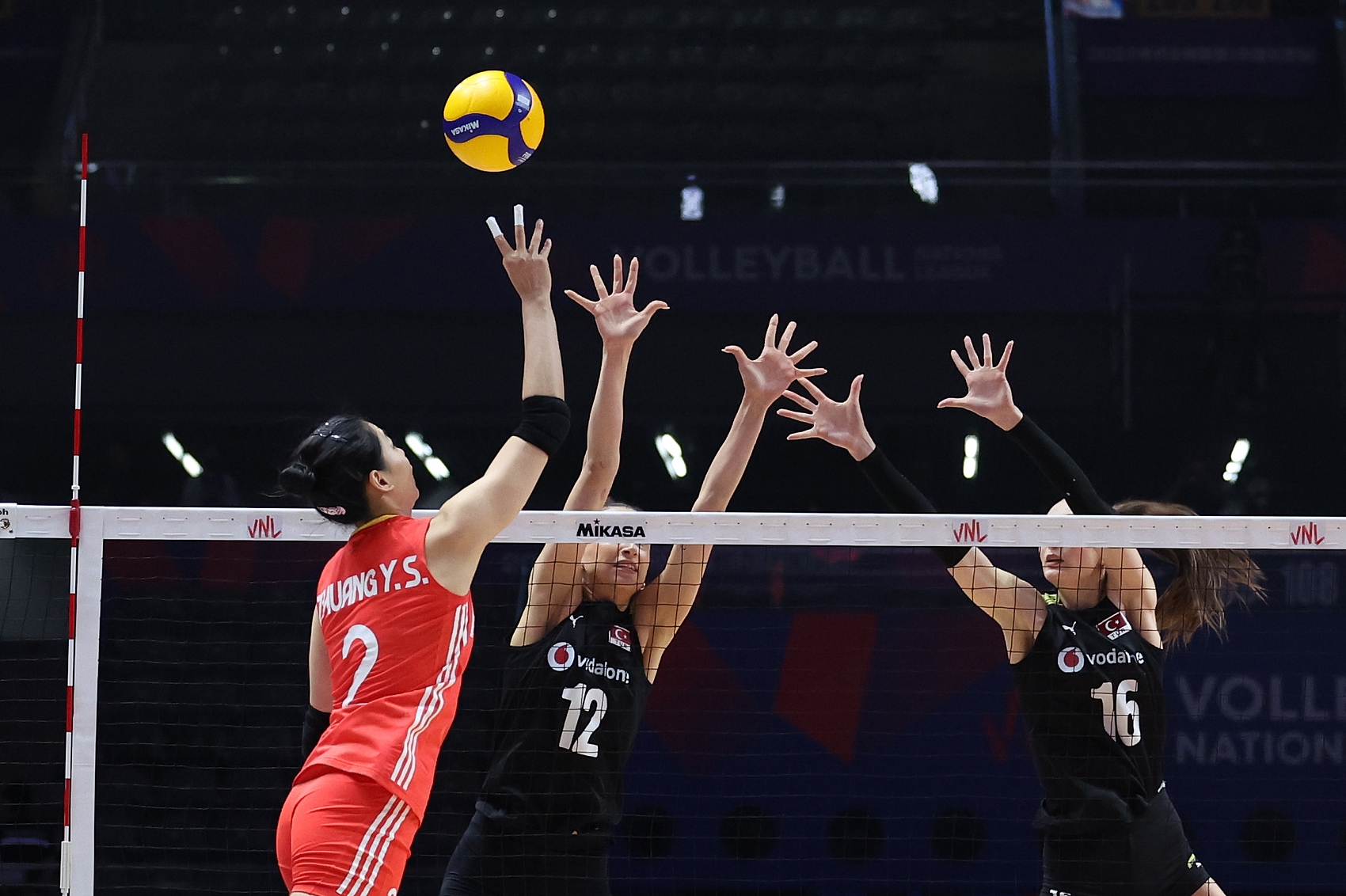 有韧性！中国女排第3局一度落后8分 最终31-29逆转&大比分2-1领先