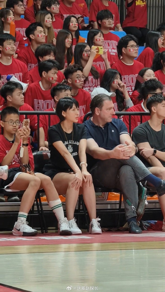福建伍总和主帅凯撒现身CUBAL赛场网友称是观看华大和北体二番战
