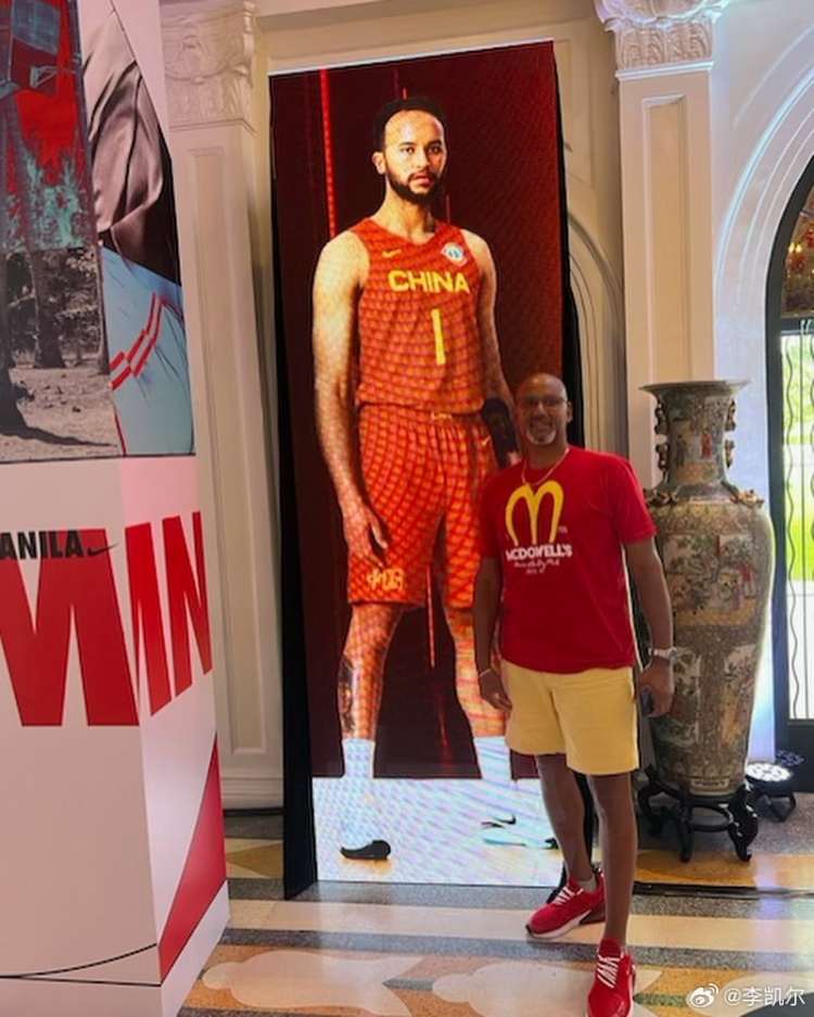 中国男篮球衣照李凯尔晒父亲与自己