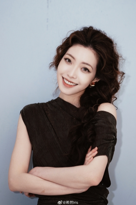 气质温婉如玉！LPL女主持希然晒照：希望下周依然有好事发生